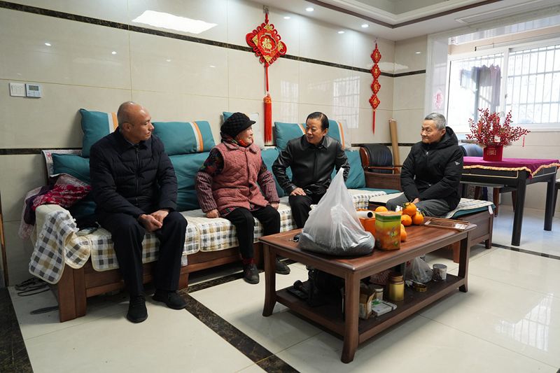20250108理事长新春慰问王永芳 (1)_副本.jpg