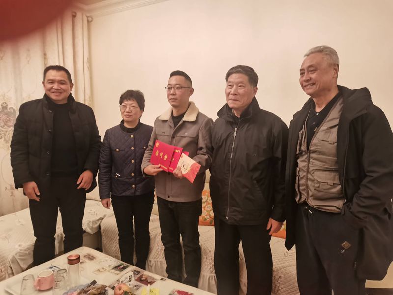 上海市见义勇为基金会慰问孙翔 图片_副本.jpg