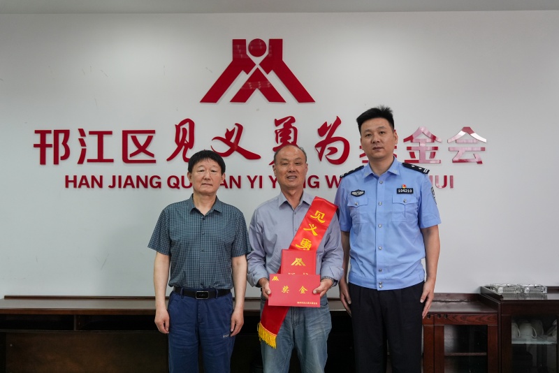 赴邗江送奖_副本.jpg